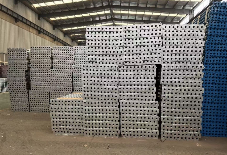 191d17a6-fdba-45d5-853e-0c9ea9f3188b_steel-prop-head-and-base-plate-formwork-accessories-warehouse-stock.jpg